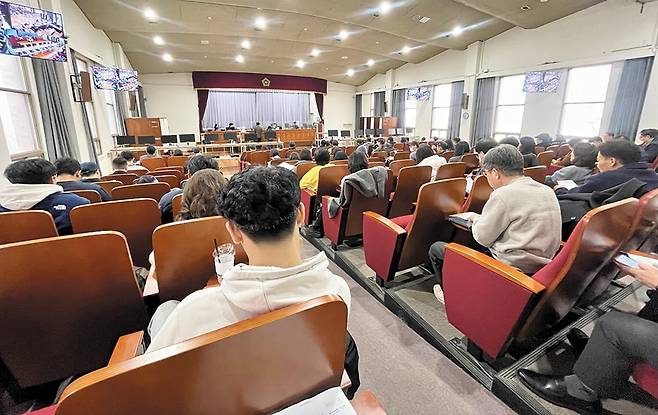 지난달 26일 경매를 진행 중인 서울중앙지법 211호 법정. 이날 총 62건의 부동산이 입찰에 부쳐졌고 100여명이 투찰했다. 최근 서울 등 규제지역에서는 주택 매입 기회가 크게 줄어든 30~40대가 경매 시장에 대거 뛰어들면서 이른바 큰손으로 떠올랐다. /이지은 땅집고 기자