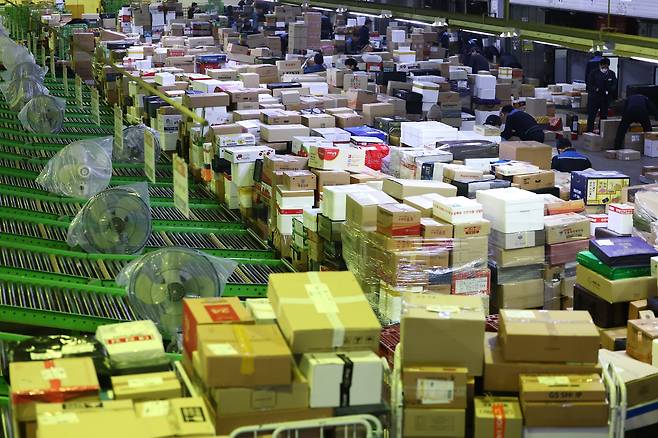 2월 11일 서울 광진구 동서울우편물류센터에서 작업자들이 택배 분류작업을 하고 있다. /연합뉴스