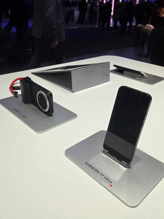 스페인 바르셀로나에서 열린 MWC 2026 샤오미 전시관에 샤오미17 울트라가 전시돼 있다. 사진=장민권 기자