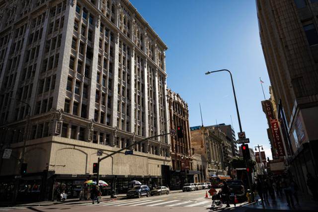 미국 캘리포니아주 로스앤젤레스 브로드웨이 극장가의 전경. 길 건너편 뒤편에 브로드웨이에서 가장 오래된 '팰리스 극장'이 보인다.