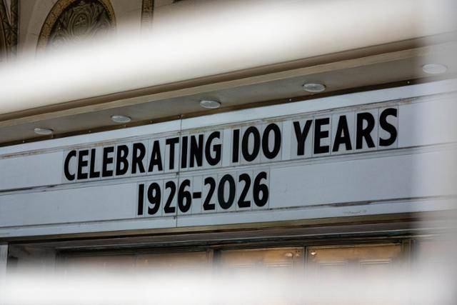 LA 브로드웨이 오르페움 극장 내부에 100주년을 자축하는 문구가 적혀 있다.
