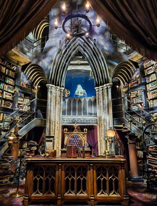 유니버설 스튜디오의 '해리 포터 앤 더 포비든 저니' 내부에 '호그와트' 교장실이 재현돼 있다.