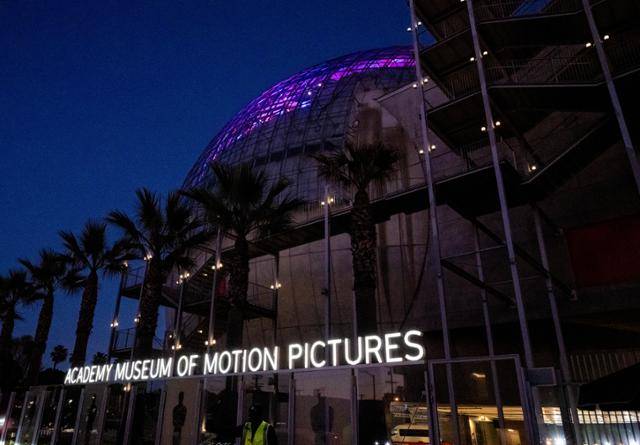 아카데미 영화박물관의 야간 전경.