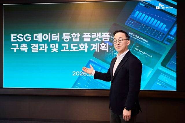 엄종환 SKT ESG추진실장이 ‘ESG 데이터 통합 플랫폼’을 소개하고 있다. (사진 = SK텔레콤)