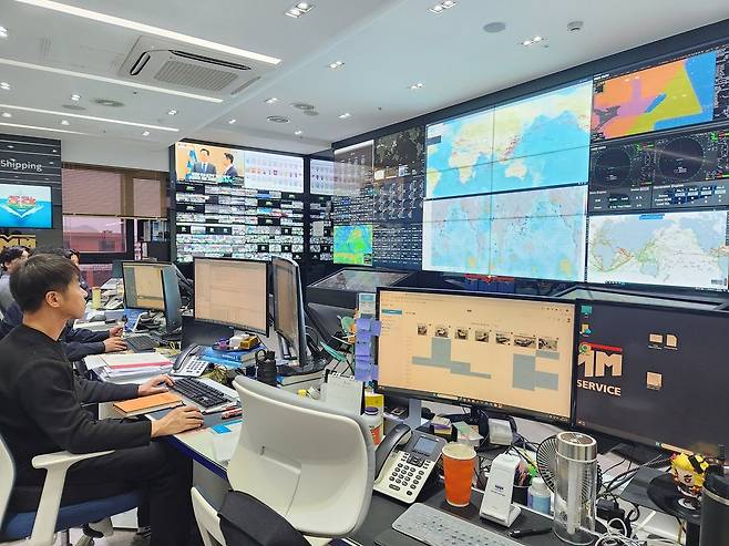 부산 중구 HMM 선박종합상황실 대형 스크린에 선박들의 위치와 기상 상황 등 각종 정보가 띄워져 있다. 이곳은 선박과 육상을 실시간으로 잇는 컨트롤타워 역할을 하고 있다.