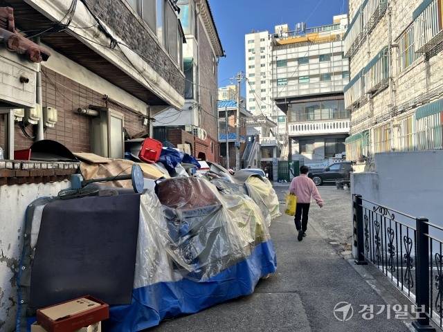 3일 오후 인천 남동구 간석동 한 주택가 골목에 잡동사니가 사람 키 높이로 쌓여 있어 주민들이 통행에 불편을 겪고 있다. 노재영기자