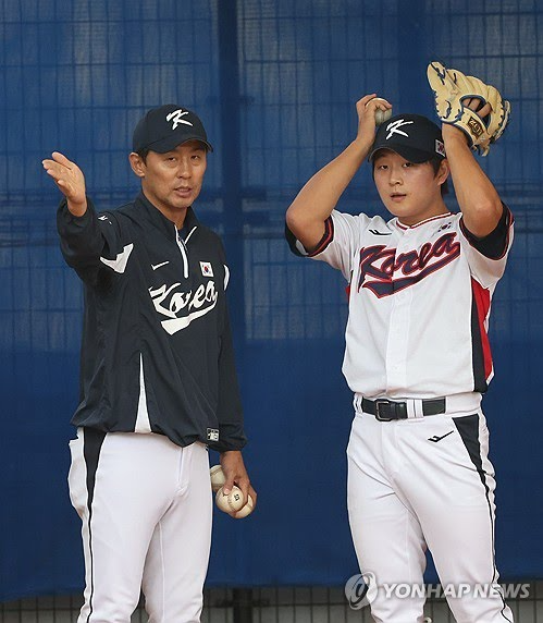 김광삼 투수코치(왼쪽)