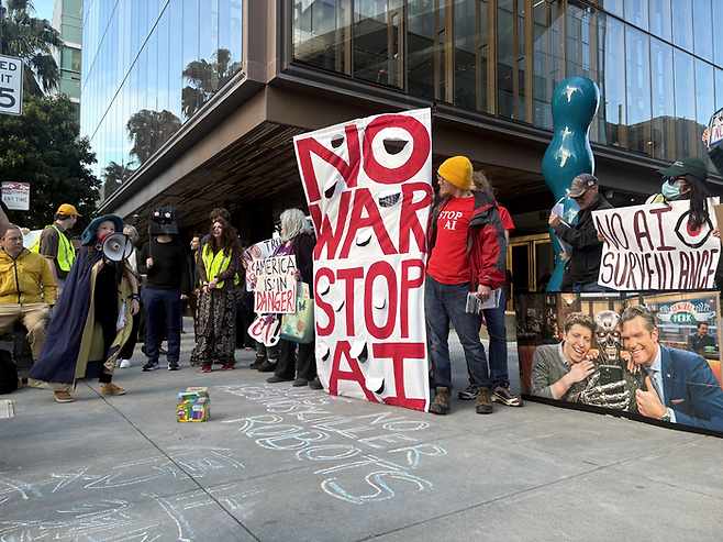 3일(현지시간) 미국 샌프란시스코 오픈AI 본사 앞에서 ‘큇(Quit) GPT’ 시위가 열리고 있다. 원호섭 특파원