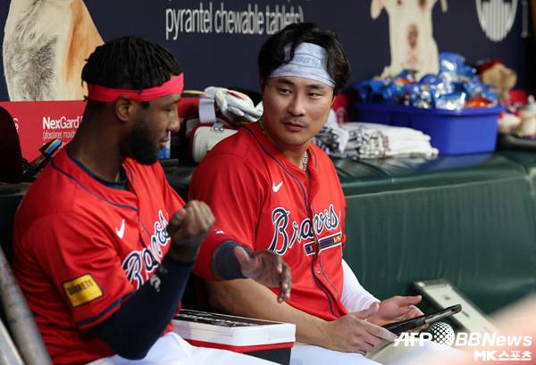 프로파와 김하성이 더그아웃에서 대화하는 장면. 둘의 이런 모습을 2026년에는 볼 수 없게됐다. 사진=ⓒAFPBBNews = News1