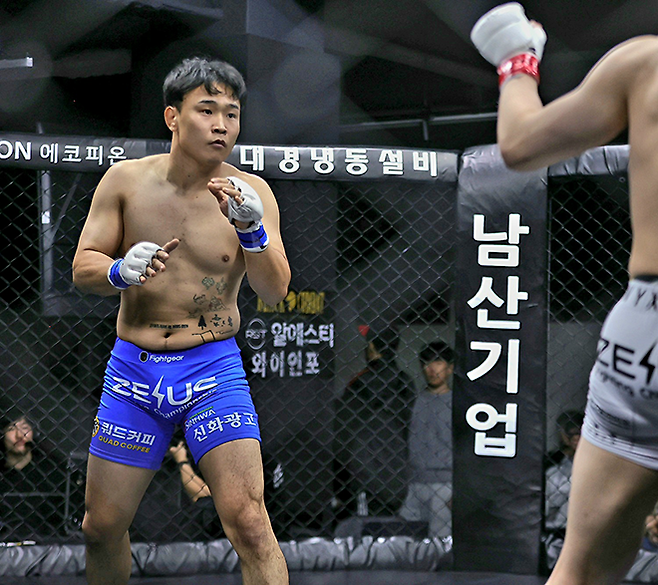 제41회 전국대학레슬링선수권 자유형 MVP ‘박조교’ 박지환이 2025년 2월 충청북도 청주시 올림푸스 아레나에서 초대 제우스FC 웰터급 챔피언결정전을 치르고 있다. 사진=랭크파이브 이교덕 기자 제공