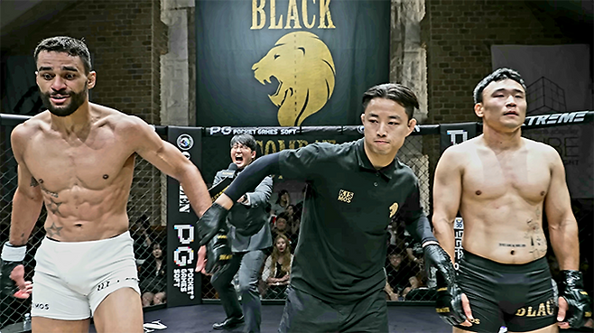 제29회 코파 프라임 1차 대회 블랙벨트 은메달리스트 ‘너드’ 산데르 호드리게스 다시우바가 2025년 7월 경기도 오산시 블랙컴뱃 챔피언스리그 시즌2 12주차 웰터급 경기 승리 선언을 받고 있다. 오른쪽은 아쉬워하는 제41회 전국대학레슬링선수권 자유형 MVP ‘박조교’ 박지환. 사진=이데아 파라곤