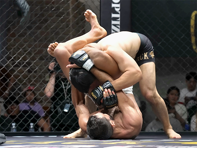 제29회 코파 프라임 1차 대회 블랙벨트 은메달리스트 ‘너드’ 산데르 호드리게스 다시우바가 2025년 7월 경기도 오산시 블랙컴뱃 챔피언스리그 시즌2 12주차 웰터급 경기에서 제41회 전국대학레슬링선수권 자유형 MVP ‘박조교’ 박지환을 삼각 조르기로 제압하고 있다. 사진=이데아 파라곤