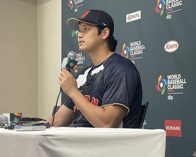 일본 야구대표팀 핵심 선수인 오타니 쇼헤이(로스앤젤레스 다저스)가 4일 일본 도쿄돔에서 진행된 2026 월드베이스볼클래식 공식 연습을 마친 뒤 열린 기자회견에서 각오를 밝히고 있다. 사진=연합뉴스