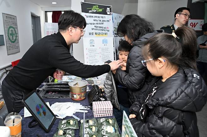 한국핸드볼연맹(KOHA)이 대한민국 육군이 핸드볼 H리그 흥행과 군 홍보라는 성공적인 '윈윈'(Win-Win) 모델을 만들어 주목받고 있다. 사진은 지난달 20일 서울 송파구 올림픽공원 핸드볼경기장(티켓링크 라이브 아레나)에 마련된 육군 홍보 부스에서 어린이 팬에게 선물을 전하는 모습. /사진=한국핸드볼연맹
