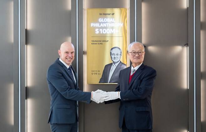 3월 3일 월드비전 서울 여의도 본부에서 영원무역그룹 성기학 회장(우)과 월드비전 앤드류 몰리(Andrew Morley) 국제총재(좌)가 '글로벌 필란트로피월' 제막식을 하고 있다. /사진=영원무역홀딩스