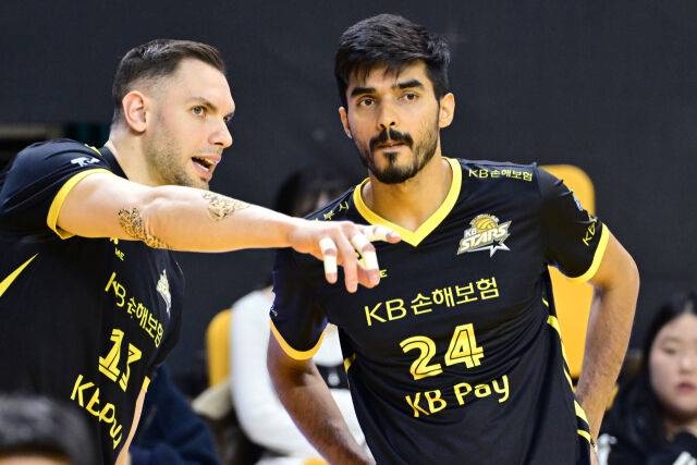 KB손해보험 비예나가 아밋에게 자세한 설명을 해주고 있다. / 한국배구연맹(KOVO)