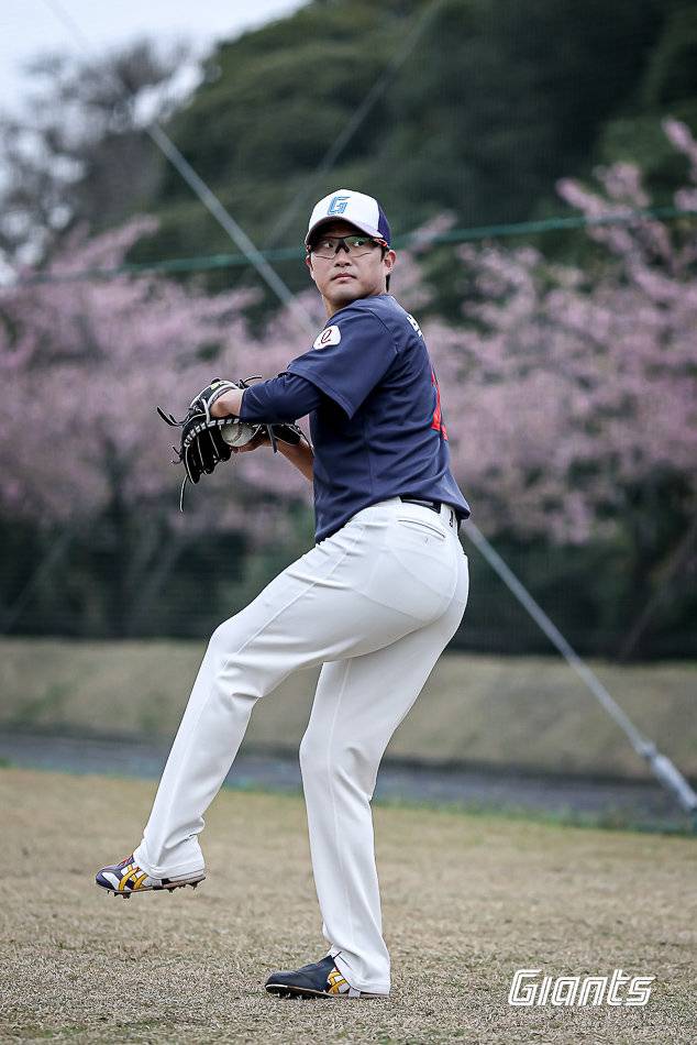 롯데 박세웅이 지난달 26일 일본 미야자키 히나타 선마린 스타디움서 열린 두산전을 앞두고 몸을 풀고 있다. 사진제공|롯데 자이언츠