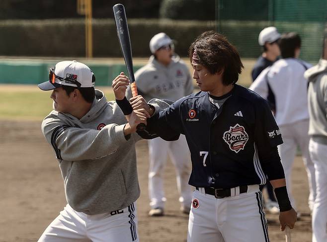 두산 박찬호(오른쪽)가 일본 미야자키 캠프에서 안재석의 타격 연습을 돕고 있다. 두산베어스 제공