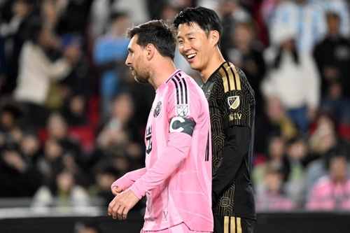 LAFC 손흥민이 지난달 MLS 인터 마이애미와 개막전에서 리오넬 메시와 대화하고 있다. AFP연합뉴스