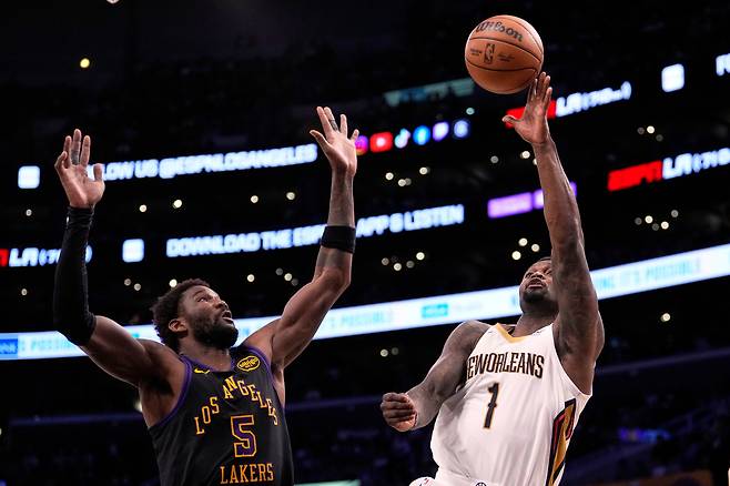 자이언 윌리엄슨(오른쪽)이 4일 미국 캘리포니아주 로스앤젤레스의 크립토닷컴 아레나에서 열린 LA 레이커스와 2025~2026 미국프로농구 정규리그 원정 경기에서 슛하고 있다. 로스앤젤레스 | AP연합뉴스