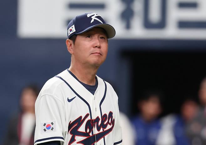 2일 일본 오사카 교세라돔에서 열린 월드베이스볼클래식(WBC) 평가전 한국 대표팀과 일본 프로야구 한신 타이거스와의 경기. 한국 류지현 감독이 한신 후지카와 규지 감독과 라인업을 교환한 뒤 더그아웃으로 향하고 있다. 2026.3.2 연합뉴스