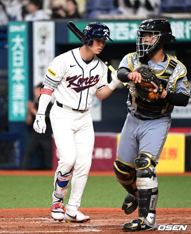 2일 한신전에서 아쉽게 삼진으로 물러난 김헤성(왼쪽).