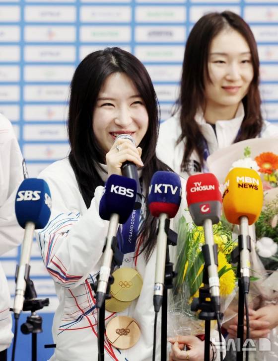 2026 밀라노-코르티나 동계올림픽 쇼트트랙 메달리스트 김길리가 지난 2월 24일 오후 인천국제공항 제2여객터미널로 귀국, 취재진의 질문에 답하고 있다. /사진=뉴시스