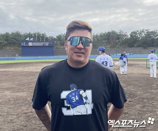 삼성 라이온즈 최형우가 3일 일본 오키나와 아카마 구장에서 열린 한화 이글스와 스프링캠프 연습경기 이후 취재진과 인터뷰에 응하고 있다. 일본 오키나와, 김유민 기자