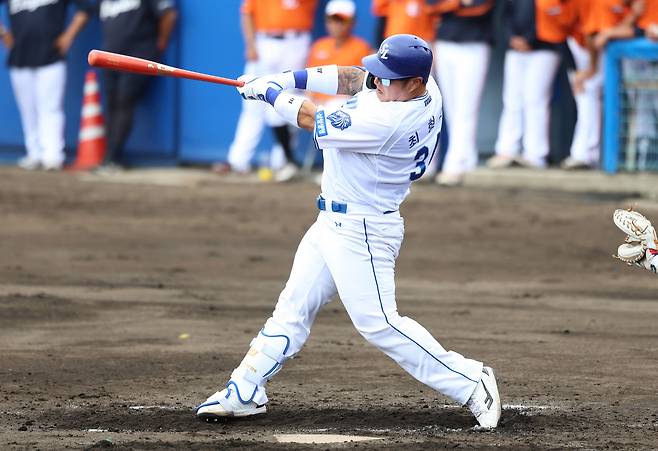 최형우는 이번 스프링캠프 첫 실전이었던 3일 일본 오키나와 아카마 구장에서 열린 한화 이글스와 연습경기에 3번타자 겸 좌익수로 선발 출전, 2타수 1안타 1득점 1볼넷을 기록했다. 주루와 수비에서도 걱정과는 달리 별다른 약점을 드러내지 않았다. 삼성 라이온즈