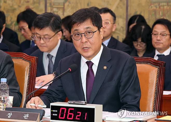 답변하는 최휘영 문체부 장관 (서울=연합뉴스) 배재만 기자 = 최휘영 문화체육관광부 장관이 4일 국회에서 열린 문화체육관광위원회 제3차 전체 회의에서 여당 의원들의 질의에 답하고 있다. 2026.3.4 scoop@yna.co.kr