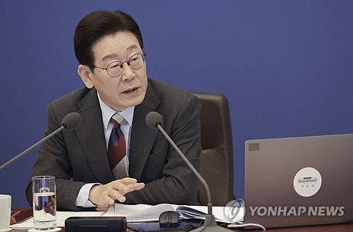 이재명 대통령이 5일 청와대에서 열린 중동 상황 대응책 논의를 위한 임시 국무회의에서 발언하고 있다. 청와대통신사진기자단