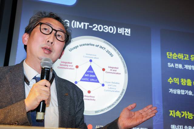 이종식 KT 네트워크연구소장이 ‘MWC 2026’에서 KT의 6G 비전과 핵심 기술을 소개하고 있다. KT 제공.