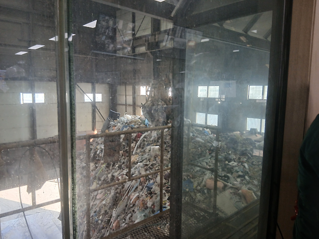 ▲민각소각시설에서 대형 집게형 크레인이 쓰레기를 소각로로 옮기고 있다. 사진= 이원희 기자