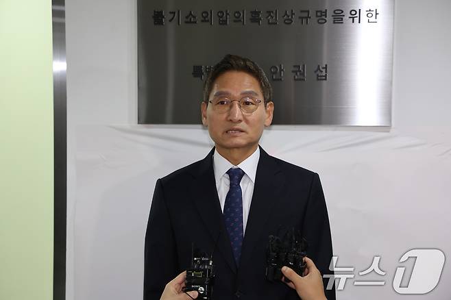 '관봉권 띠지 폐기 의혹'과 '쿠팡 퇴직금 불기소 외압 의혹'을 수사하는 안권섭 특별검사가 6일 서울 서초구에 마련된 특검 사무실에서 현판식을 마친 뒤 발언하고 있다. 2025.12.6 ⓒ 뉴스1 장수영 기자