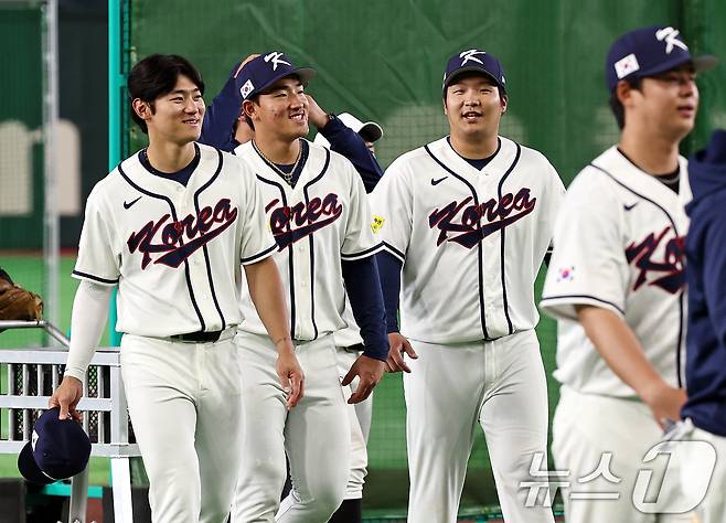 2026 월드베이스볼클래식(WBC) 대한민국 국가대표팀 김도영(왼쪽부터)과 안현민, 문보경, 노시환이 4일 일본 도쿄돔에서 공식 훈련을 마친 대기실로 향하고 있다. 2026.3.4 ⓒ 뉴스1 구윤성 기자