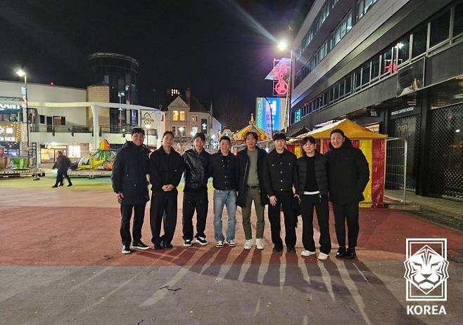 영국에서 활약하는 대표팀 선수들을 만난 홍명보 감독과 코칭 스태프(KFA 제공)