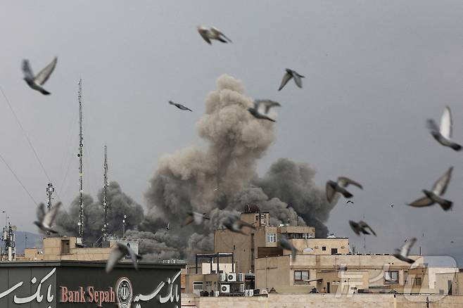 2일(현지시간) 이란 테헤란 시내에서 이스라엘과 미군의 공격으로 먼지구름이 피어오르고 있다. 2026.03.02 ⓒ 로이터=뉴스1