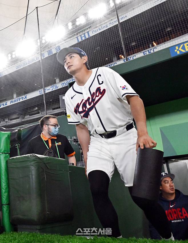 WBC 대한민국 야구대표팀의 주장 이정후가 4일 일본 도쿄 도쿄돔에서 진행된 첫 공식훈련을 위해 그라운드로 입장하고 있다. 도쿄(일본) | 박진업 기자 upandup@sportsseoul.com