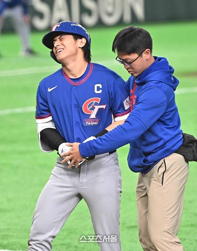 WBC 대만 야구대표팀의 천제셴이 5일 일본 도쿄 도쿄돔에서 열린 호주와의 경기 6회초 상대 투수의 공에 손을 맞은 뒤 고통스러워하고 있다. 2026. 3. 5. 도쿄(일본) | 박진업 기자 upandup@sportsseoul.com
