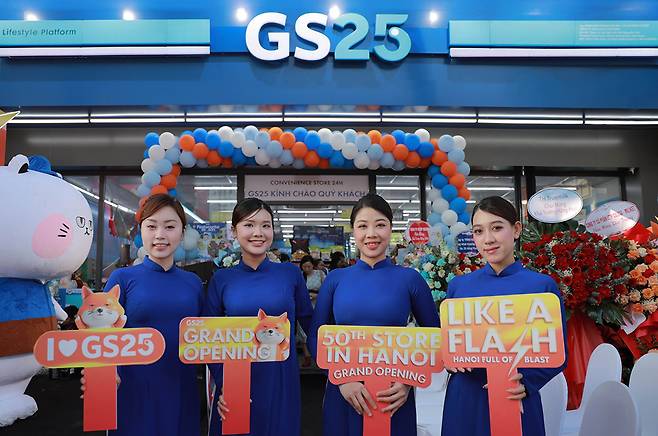 지난해 11월 문을 연 GS25 베트남 하노이 50호점에서 모델들이 기념사진을 촬영하고 있다. GS리테일 제공