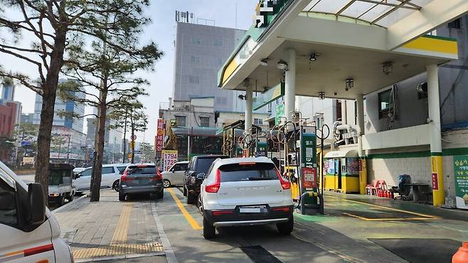 5일 오전 서울 중구의 한 주유소 앞에 기름을 넣으려는 차량으로 북새통을 이뤘다. 장종우 기자 whddn3871@hani.co.kr