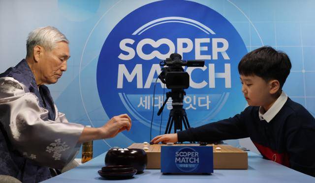 조훈현(왼쪽) 국수가 유하준 초단과 지난 1월 30일 서울 성동구 한국기원에서 대국을 하고 있다. 지난해 12월 유하준이 9세 6개월 12일 나이로 입단하며 1962년 조 국수가 세운 최연소 입단 기록(9세 7개월 5일)을 깼다. 그간 세운 기록이 후배들에 의해 깨지는 데 대해 조 국수는 "기록이 깨진다는 건 깨기 위해 노력하는 사람이 있어서 가능한 것 아니겠나. 그렇기 때문에 내가 세운 기록이 깨지는 게 오히려 반갑기도 하다"고 말했다. 연합뉴스