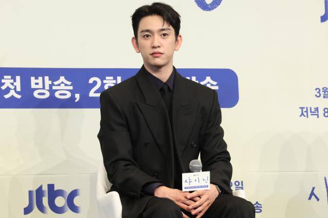 배우 박진영이 5일 서울 구로구 더링크호텔에서 열린 JTBC 드라마 '샤이닝' 제작발표회에서 질문을 듣고 있다. 연합뉴스