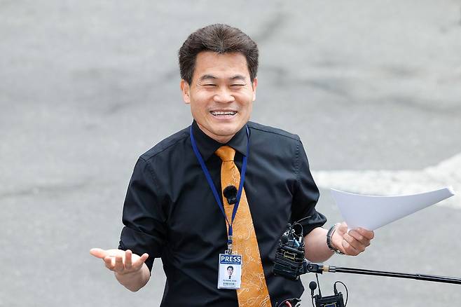 한국사 강사 출신 유튜버 전한길이 지난달 27일 오후 이준석 개혁신당 대표가 고발한 '부장선거 주장' 관련 혐의로 조사를 받기 위해 서울 동작경찰서에 출석하기 전 취재진 앞에서 자신의 입장을 밝히고 있다. 뉴스1