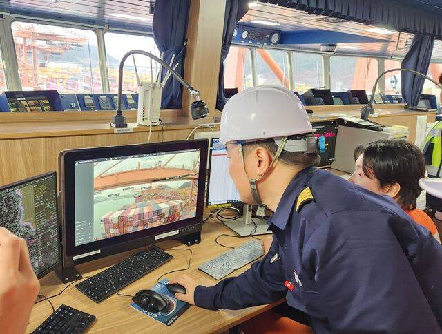 HMM 에메랄드호 박상현 선장이 선교 해도실에 설치된 자율운항시스템 '하이나스 컨트롤'을 마우스로 조작하는 모습.