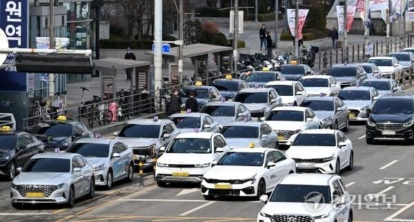4일 오후 수원역 앞 택시승강장 일대가 택시와 승용차 등이 뒤섞여 혼잡한 모습을 보이고 있다. 김시범기자