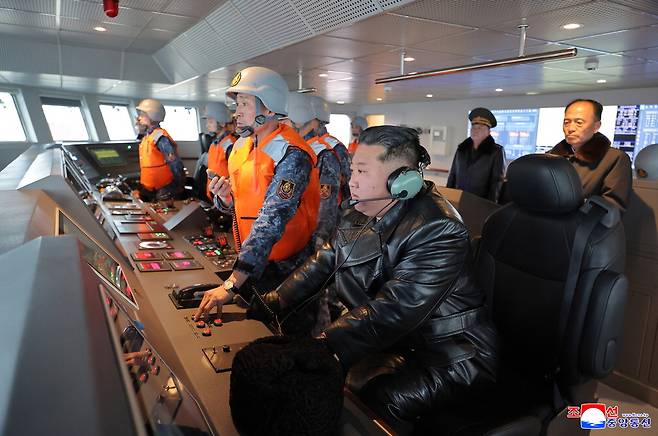 김정은, 최현호서 미사일 시험발사 참관 김정은 북한 국무위원장이 미국의 이란 공습에도 보란 듯이 지난 3~4일 남포조선소에 있는 구축함 '최현호'에 승선했다. 김 위원장은 이날 미사일 시험발사를 참관했다고 조선중앙통신이 5일 보도했다. 조선중앙통신