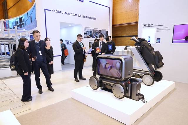 4일 서울 강남구 코엑스에서 개최된 ‘2026 스마트공장·자동화산업전(AW2026)’에 마련된 현대자동차·기아 로보틱스랩 부스에서 관람객들이 모베드 콘셉트 모델을 둘러보고 있다. 현대차·기아 제공