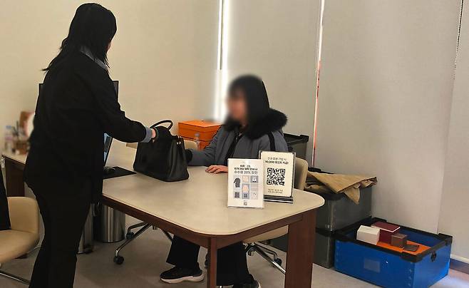 중고 명품 시장에서 여전히 30~40대가 전체 소비의 주류를 이루고 있으나, 20대 이용자의 비중이 눈에 띄게 증가하면서 젊은 세대가 중고 명품 시장의 주요 소비층으로 부상하고 있다. 박윤희 기자