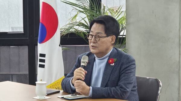 박지원 의원이 금요일 지역에 내려와 월요일에 다시 국회로 올라오는 '금귀월래' 100회를 달성했다. 박지원 의원실 제공